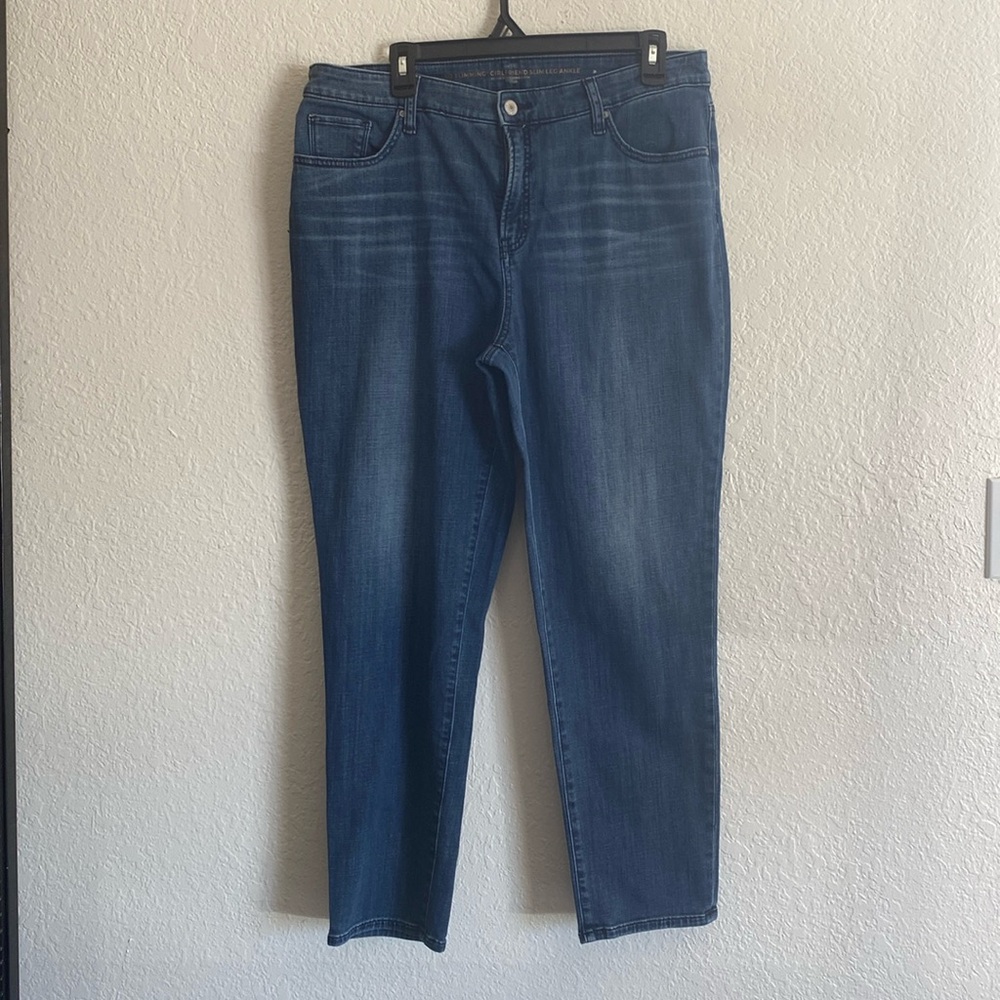 Chico’s So Slimming Girlfriend Slim Leg Ankle Jean                       (TOO)